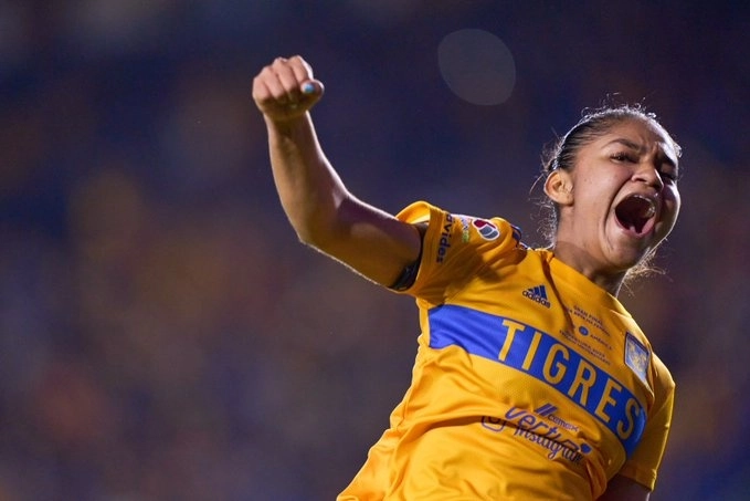 La futbolista de Tigres femenil, Belen Cruz festeja su anotación durante el encuentro. Foto tomada de la cuenta de Twitter @CruzBelen18
