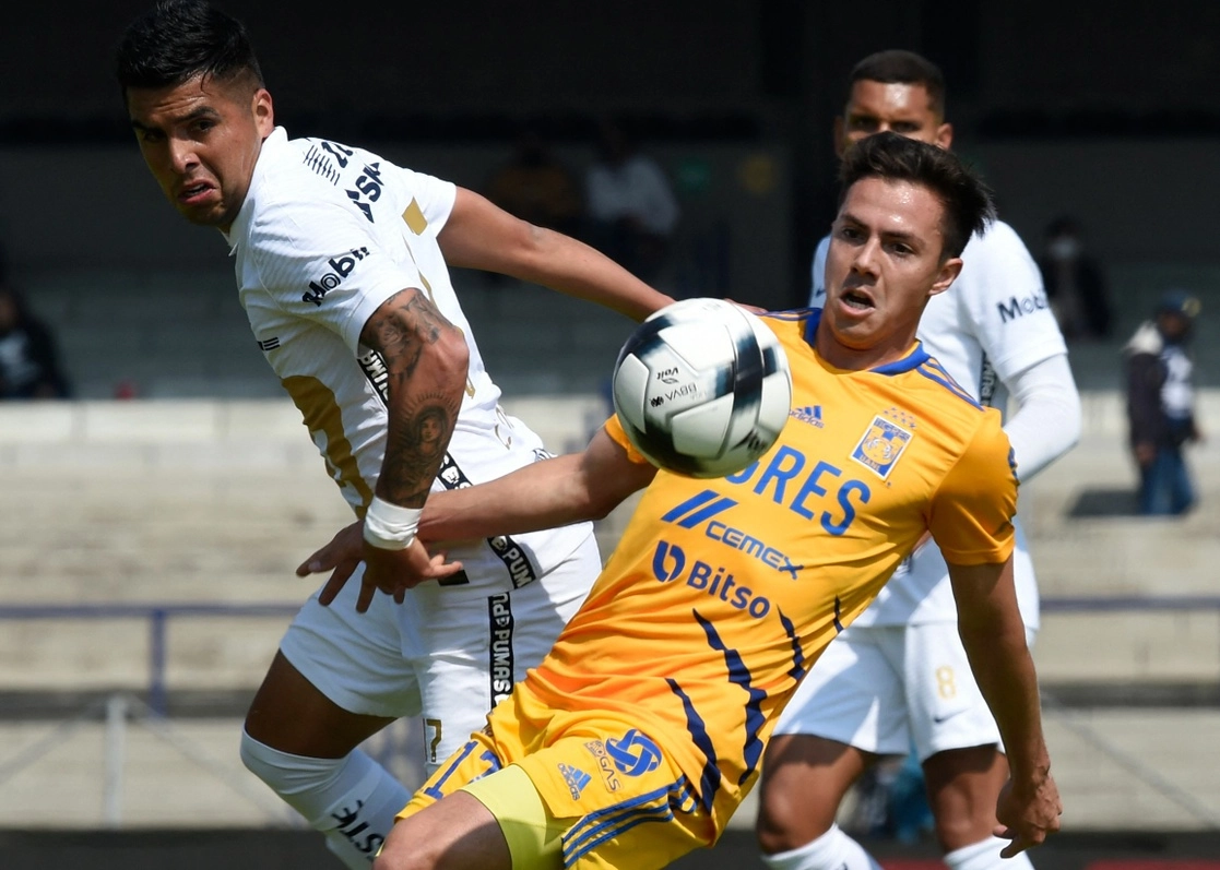 Leonel López y Sebastián Córdova durante e encuentro Pumas-Tigres, en el estadio olímpico universitario. Foto Afp