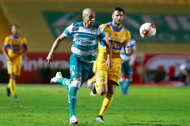 Mattehus Doria del Santos y Andre-Pierre Gignac del Tigres en una jugada del encuentro. Foto Jam Media