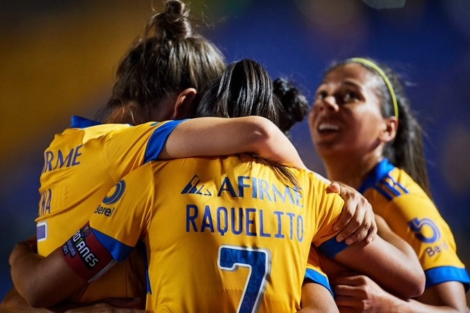 Jugadoras de Tigres festejan una anotación durante el encuentro. Foto tomada de la cuenta de Twitter @TigresFemenil

