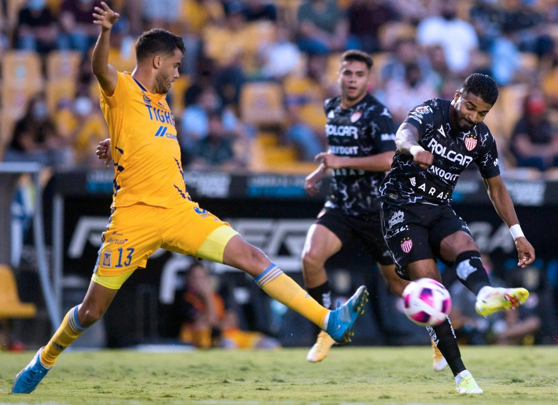 Diego Reyes y Rodrigo Aguirre disputan un balón. Foto Afp