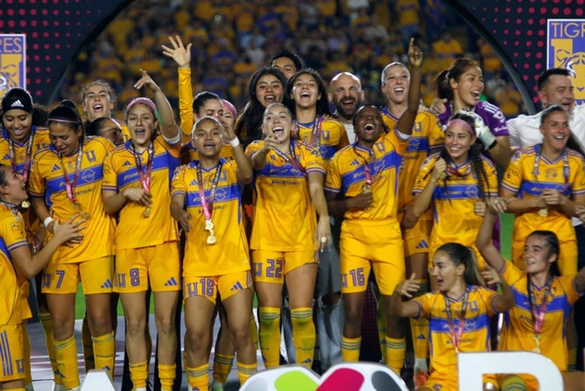 La escuadra de Tigres levantó su séptima copa en la final de la Liga Mx Femenil al vencer al América 4-3 en marcador global. Foto 