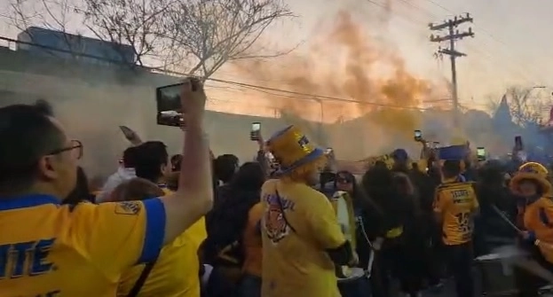 Con pasillo, banderines auriazules y bombas de humo, reciben a Tigres femenil. Foto video La Jornada