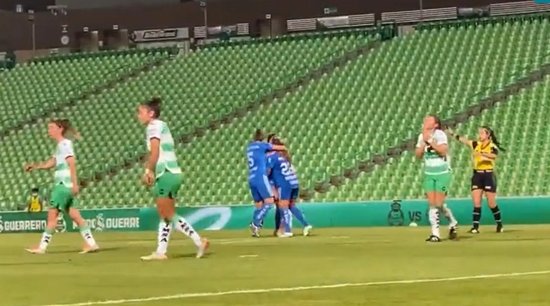 Santos sorprendió con un tanto de Desarae Nicolé Félix al minuto uno, pero las auriazules respondieron con una ola de goles. Foto @TigresFemenil