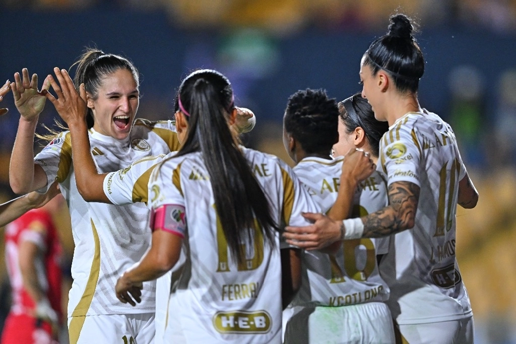 La jugadores de Tigres femenil celebran la goleada al equipo de Toluca durante el partido de la quinta jornada del Torneo de Clausura. Foto @TigresFemenil