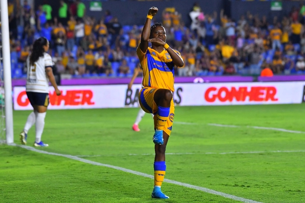 
La sudafricana Thembi Kgatlana demostró de nueva cuenta su potencial como goleadora al anotar un doblete para que Tigres se impusiera por 3-1 ante Pumas. Foto tomada de X @LigaBBVAFemenil.