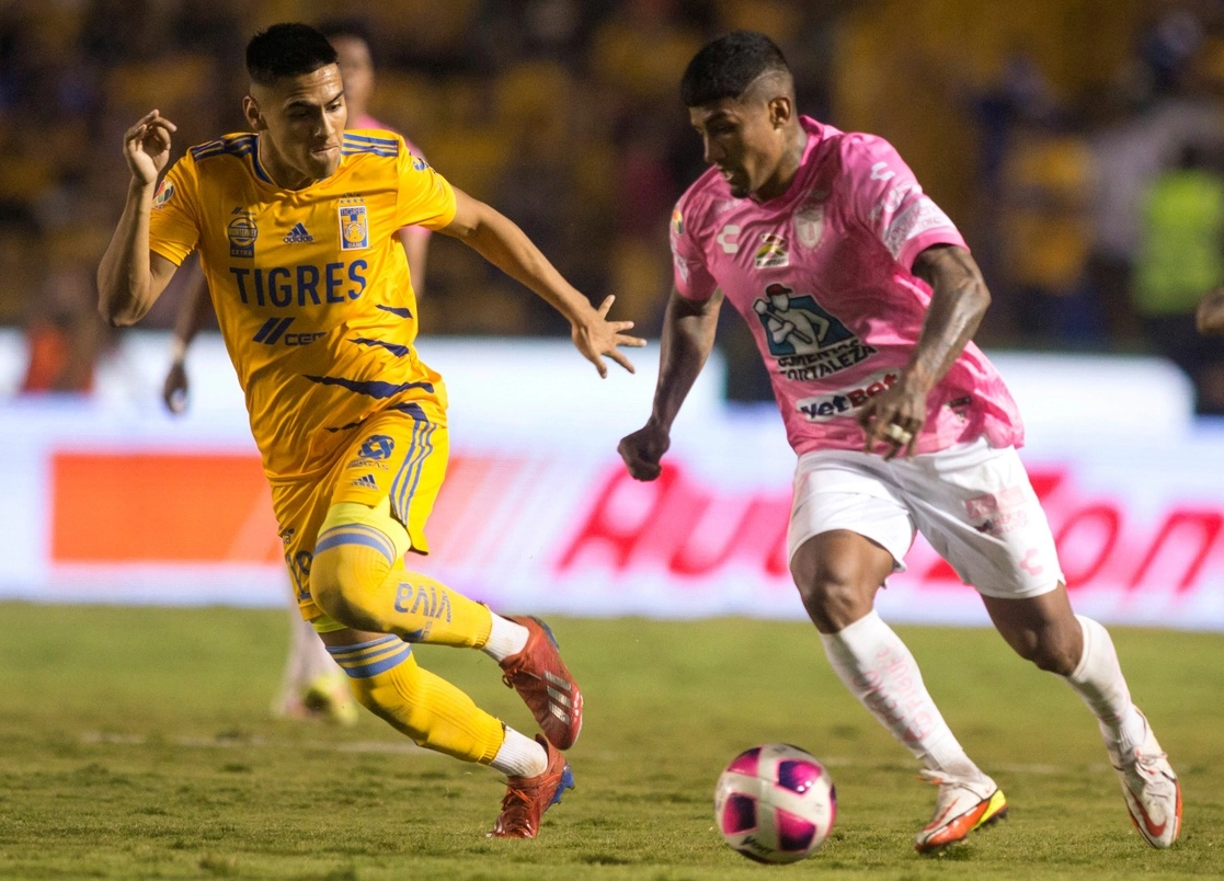 Una de las jugadas del encuentro. Foto Afp
