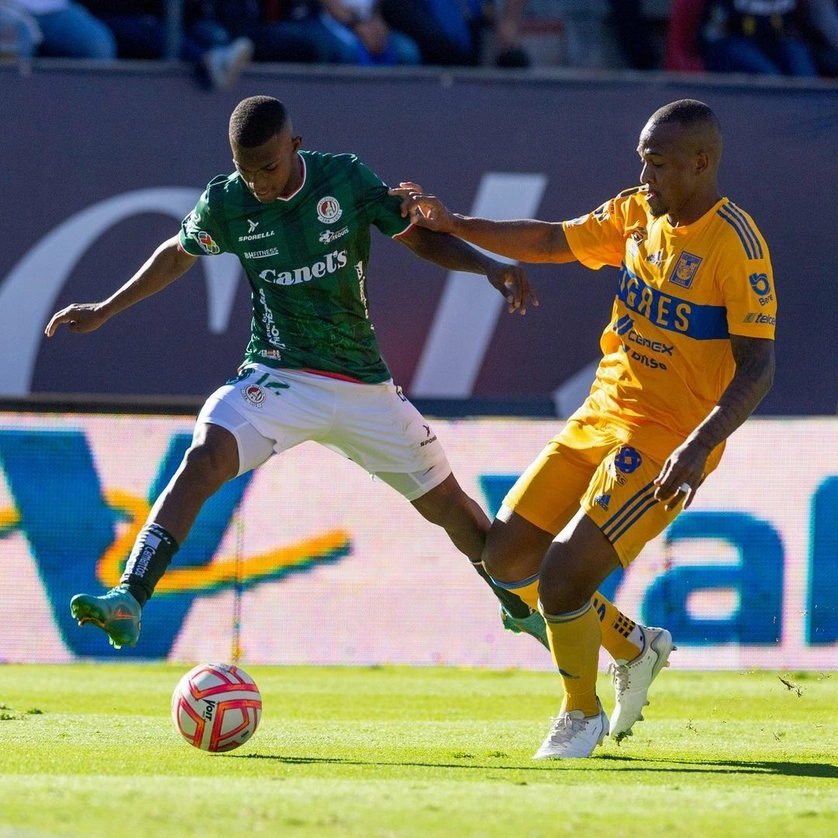Vitinho, del Atlético de San Luis, intenta evitar al felino Samir de Souza durante el duelo de ayer en el estadio Alfonso Lastras.Foto @atletidesanluis
