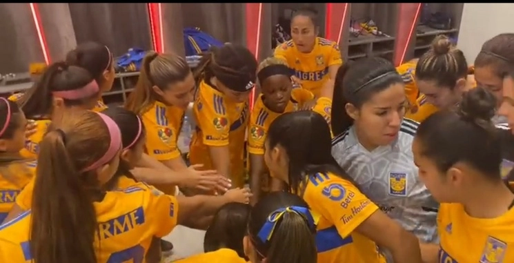 Las jugadoras de Tigres en los vestidores. Foto de su cuenta de twitter