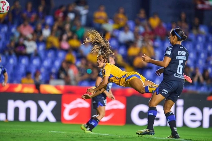 Ahora, con un doblete de la portuguesa Ana Costa, las Amazonas llegaron a 38 unidades. Foto @TigresFemenil