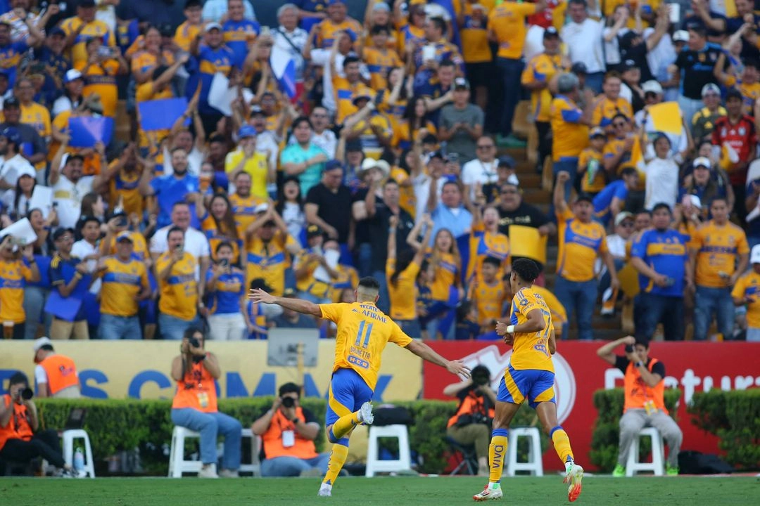 El mediocampista argentino de Tigres #11 Juan Brunetta celebra después de anotar el segundo gol de su equipo durante el partido de fútbol Clausura de la Liga MX entre Tigres y Santos en el Estadio de la Universidad UANL, el 15 de marzo de 2025.  Foto