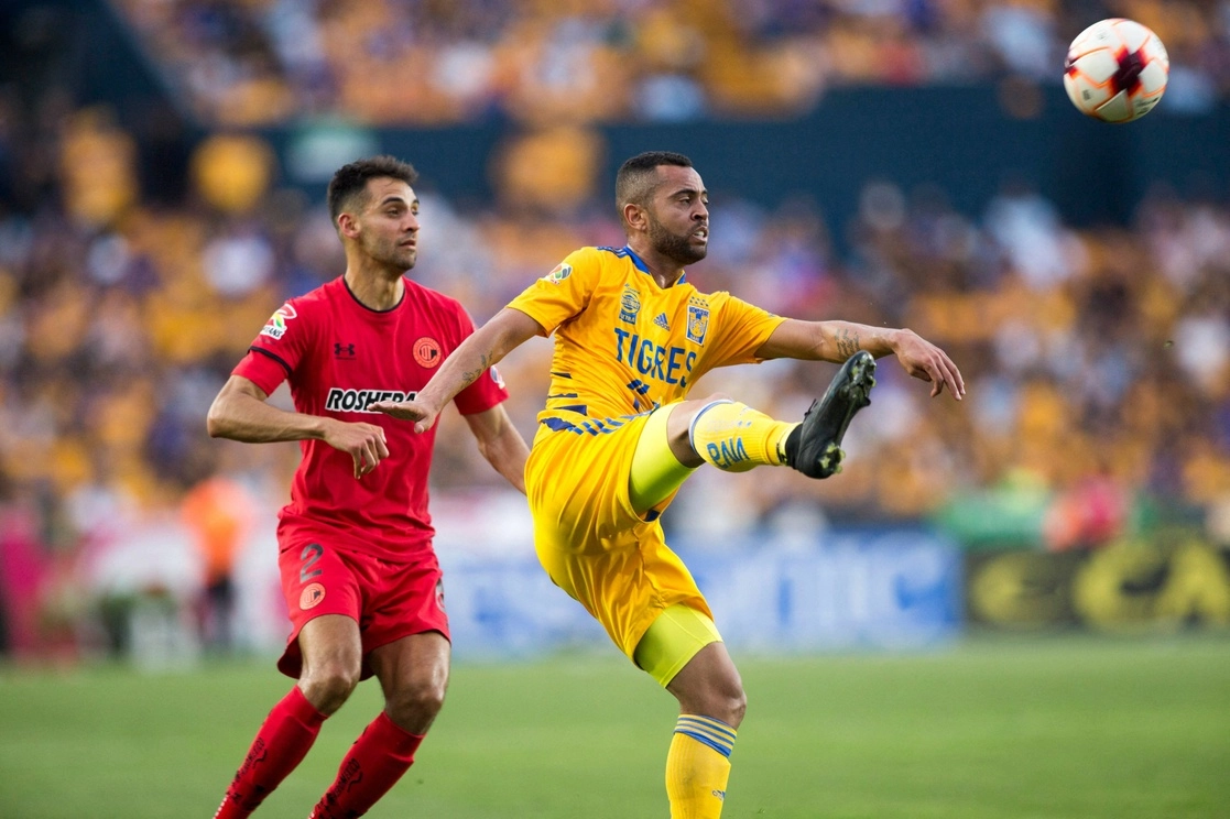 El triunfo de los Tigres les permite alcanzar la cima de la Liga Mx. Foto Afp