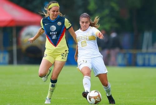La americanista Mayra Pelayo disputa el balón con la felina Natalia Villarreal en el partido de ida de los cuartos de final del Guardianes 2021. Foto Imago7