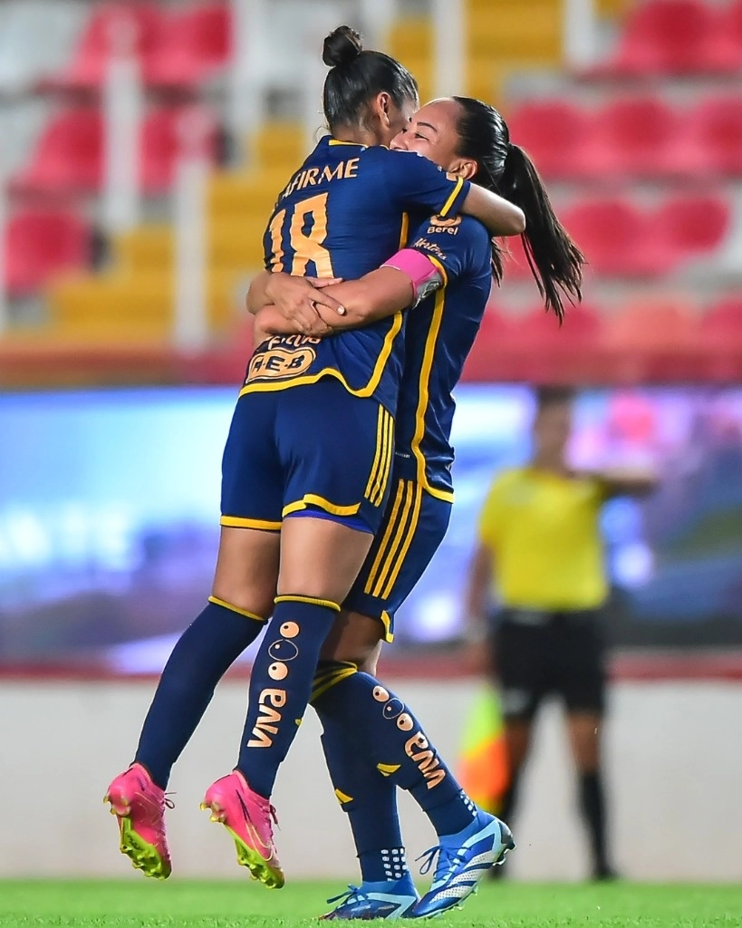 Jugadoras de Tigres celebran una de las anotaciones. Foto Tigres femenil