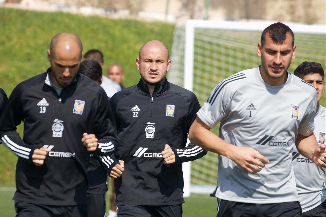 Guido Pizarro, Carlos González y Nahuel Guzmán durante los entrenamientos previos al duelo contra los brasileños, donde buscarán que los Tigres sean el primer equipo mexicano en llegar a la final del ‘Mundialito’. Foto Facebook @tigresoficial