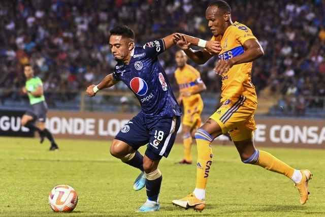 En la recta final del primer tiempo, los regiomontanos movieron el balón con triangulaciones de Diego Laínez, Guido Pizarro, Rafael Carioca y Quiñones. Foto Afp