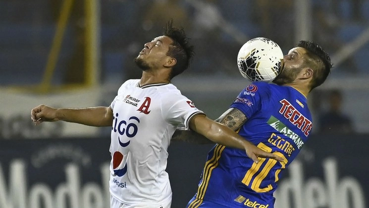 Narciso Orellana (izq) de Alianza disputa la esférica con el delantero de Tigres,  André-Pierre Gignac. Foto Afp 