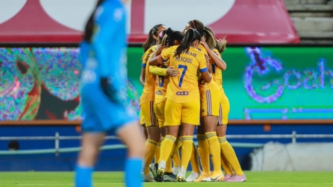 Jugadoras de Tigres Femenil festejan una anotación durante el encuentro. Foto tomada de la cuenta de Twitter @TigresFemenil