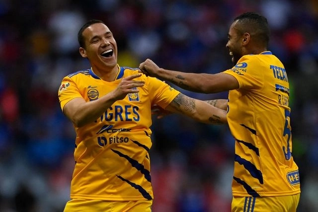 El jugador de Tigres, Jesús Dueñas (izq) festeja su anotación junto con su compañero Rafael de Souza (der). Foto Afp