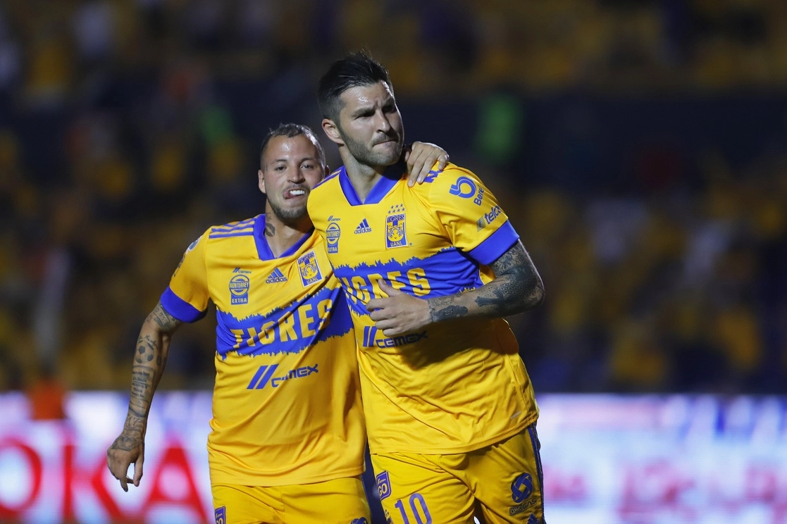 André-Pierre Gignac en festejo con Nicolás López del Tigres después de anotar el segundo gol de su equipo. Foto Jam Media