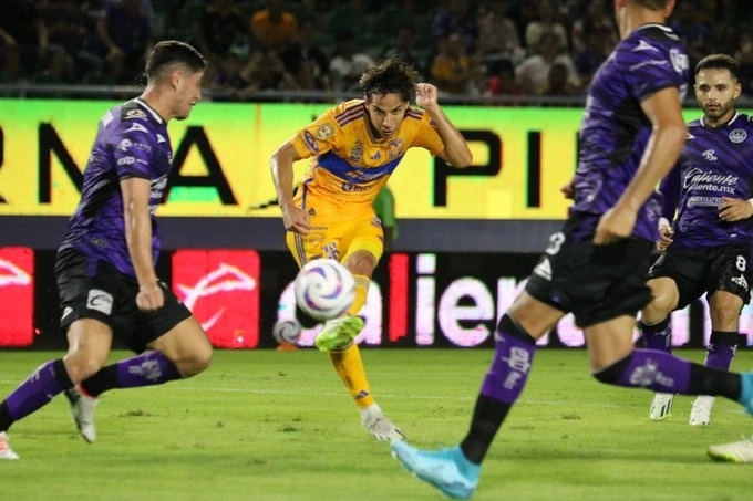 Remate de Diego Laynez que culminó en gol. Foto Tigres