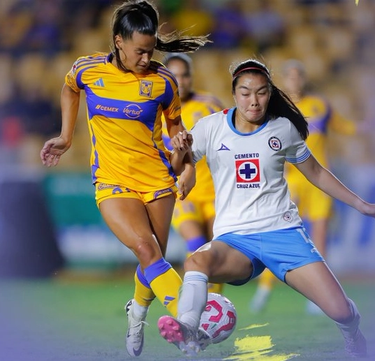 Las celestes lograron dar batalla en casi todo el duelo aún cuando se quedaron con 10 jugadoras en la cancha después de que Lia Martínez fue expulsada. Foto @TigresFemenil