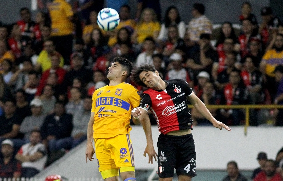 José Abella del Atlas y Samir de Sauza de Tigres en una de las jugadas del partido. Foto Afp