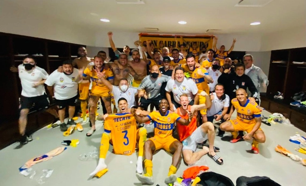 Así celebraron los tigres en el vestidor. Foto @TigresOficial