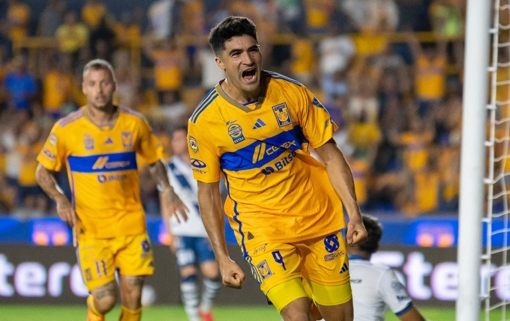 Nicolás Ibáñez celebra su anotación. Foto Afp