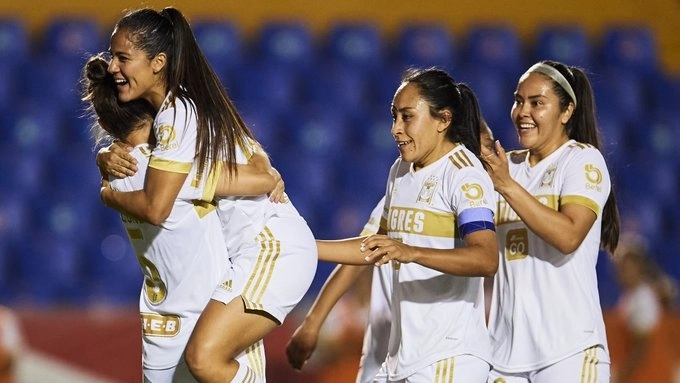 Jugadoras de Tigres festejan una anotación durante el encuentro. Foto tomada de la cuenta de Twitter @TigresFemenil