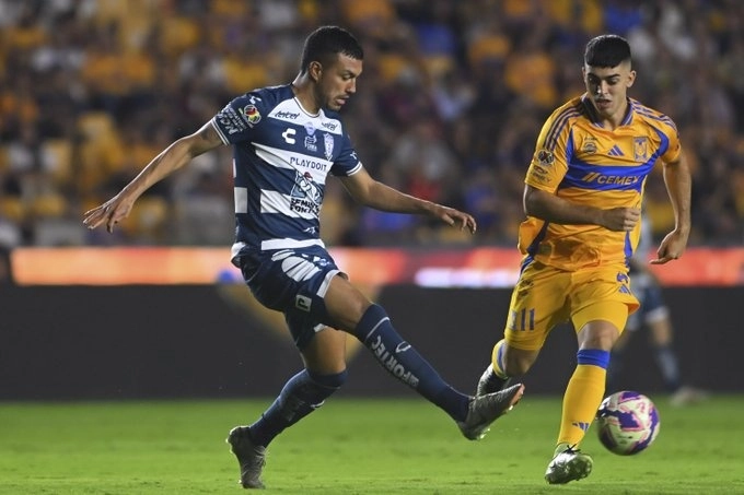 Una de las jugadas del encuentro entre Tigres y Tuzos. Foto @LigaBBVAMx