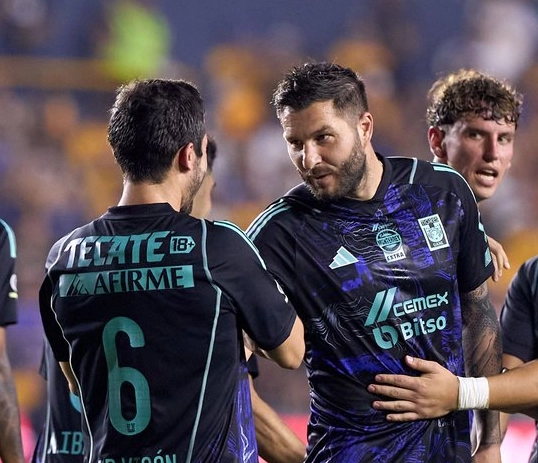 El delantero de Tigres, André-Pierre Gignac (c,der)festeja su anotación durante el encuentro. Foto Club Tigres