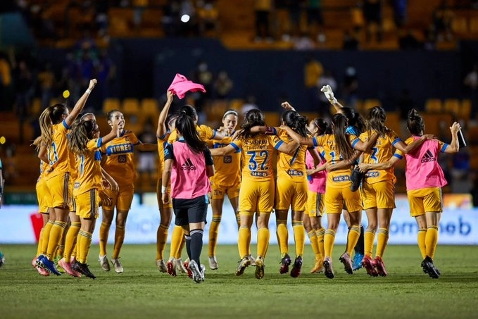 Jugadores de Tigres festejan al término del encuentro. Foto tomada de la cuenta de Twitter @TigresFemenil