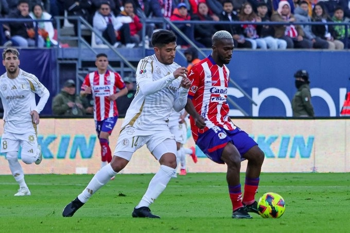 Una de las jugadas del encuentro deportivo entre Tigres y Atlético de San Luis. Foto @LigaBBVAMX