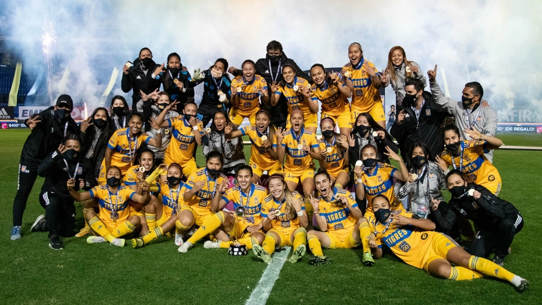 Las felinas se convirtieron en el equipo más ganador de la Liga Mx Femenil tras conquistar su tercer título en su cuarta final contra Monterrey. Foto tomada del Twitter de @TigresFemenil