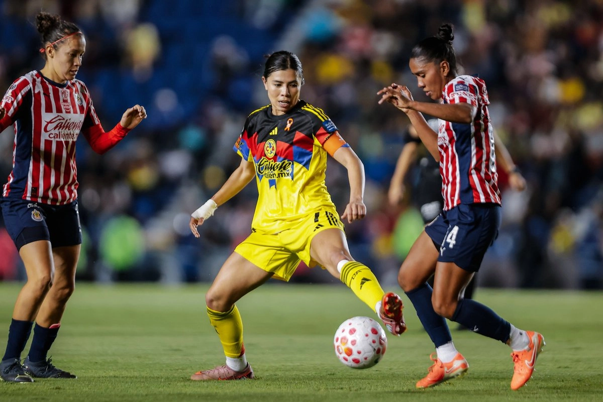 El América se adueñó del clásico nacional. Aprovechó dos errores de la portera, Celeste Espino, nerviosa e insegura desde el primer tiempo, para redondear la ventaja que consiguió en la ida con otro 2-0, esta vez ante 22 mil 556 espectadores en el estadio Ciudad de los Deportes. 