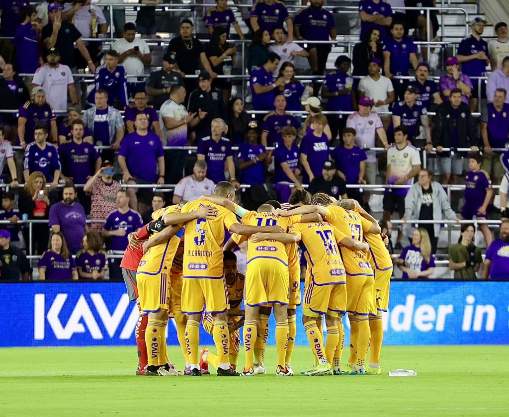 Futbolistas de los Tigres previo al arranque del encuentro. Foto tomada de redes sociales