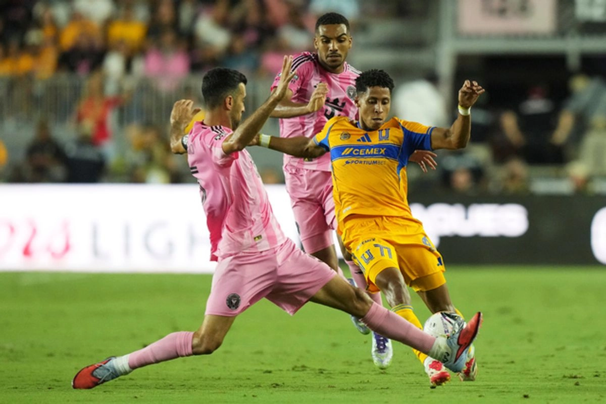 El mediocampista del Inter de Miami, Sergio Busquets (izq), defiende al delantero de los Tigres UANL, Ozziel Herrera (der). Foto  