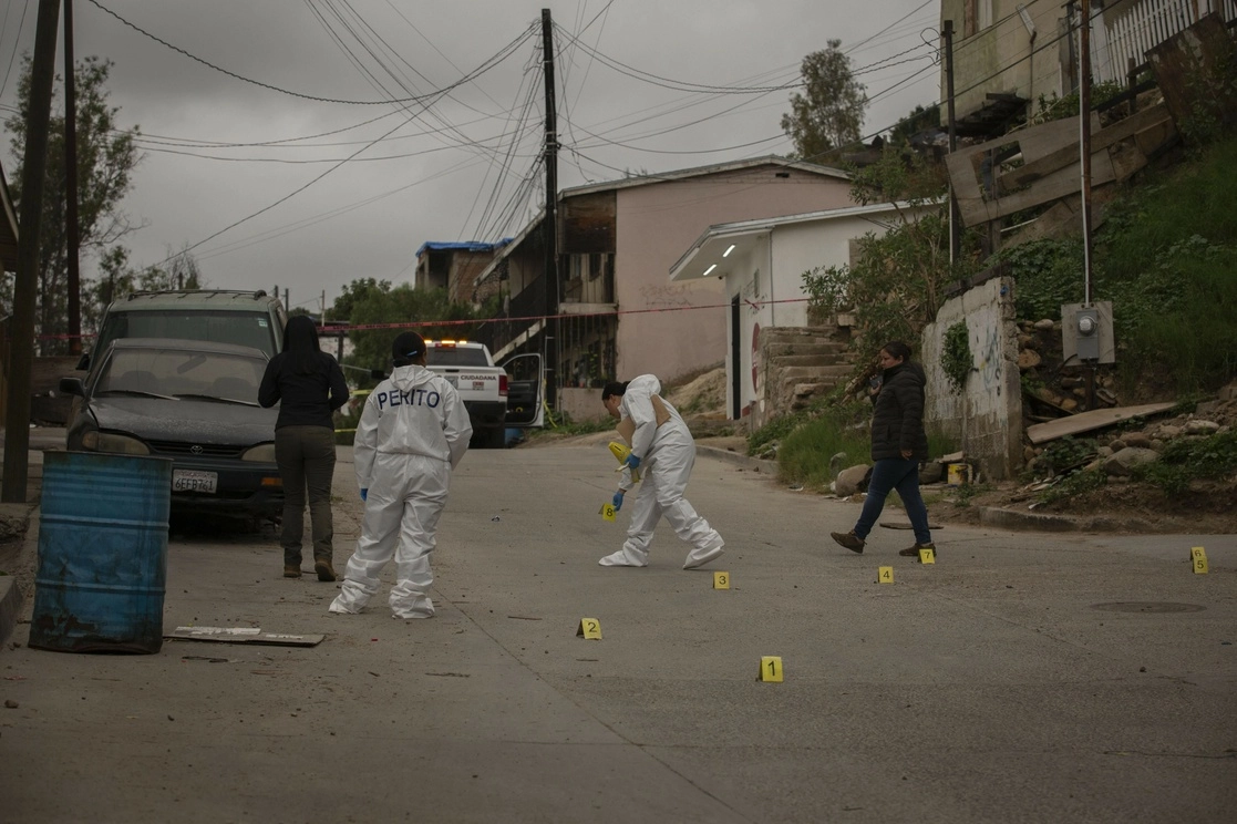 Servicios periciales realizan su trabajo tras el asesinato de un hombre en Tijuana. Foto Cuartoscuro /Archivo