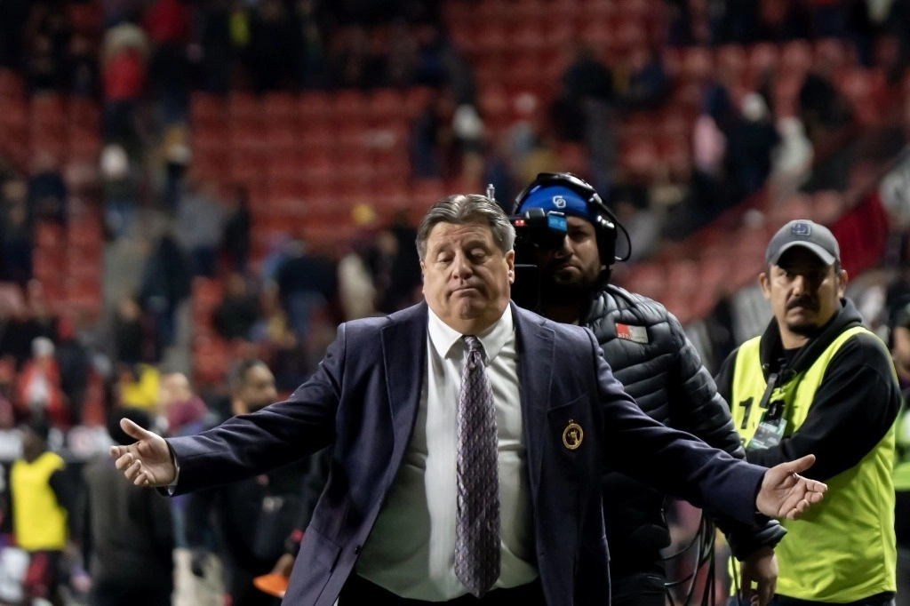 "En común acuerdo he decidido separarme del plantel, no sin antes agradecer al club por su apoyo incondicional en todo momento. Me voy triste y endeudado por no conseguir más títulos que este gran club y la afición se merecen", dijo Herrera. Foto Cuartoscuro / Archivo