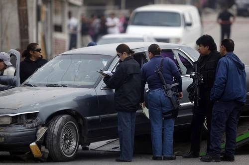 Según la Encuesta Nacional de Seguridad Urbana, siete de cada 10 tijuanenses dijeron sentirse inseguros en diciembre y solo 15% confió en la capacidad de sus gobernantes de resolver los principales problemas de la ciudad. Foto Ap / Archivo