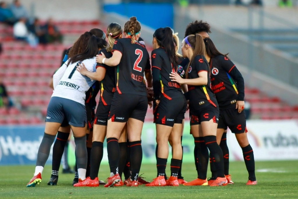 Tijuana regresó al triunfo al derrotar 2-1 de manera agónica a Bravas en el estadio Olímpico Benito Juárez. Foto tomada de X @XolosFemenil