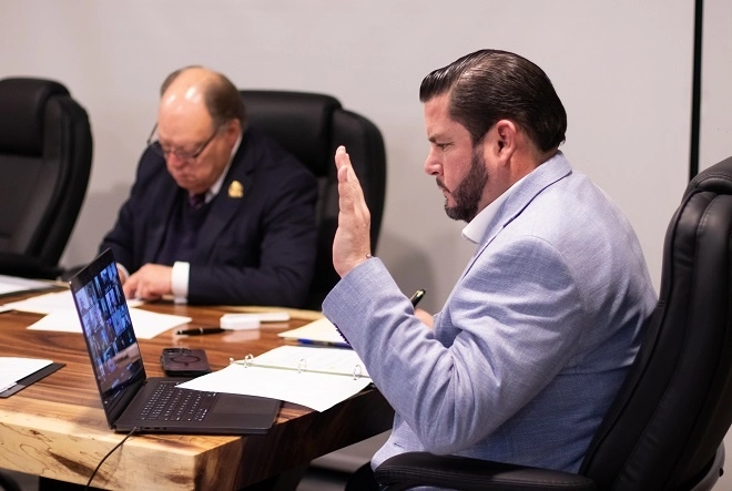 El alcalde Ismael Burgueño facultó a diversos funcionarios para que puedan rentar espacios y contratar servicios públicospara atender la contingencia que se presentaría en la ciudad en caso de que a partir del 20 de enero miles de mexicanos sean deportados. Foto Ayuntamiento de Tijuana