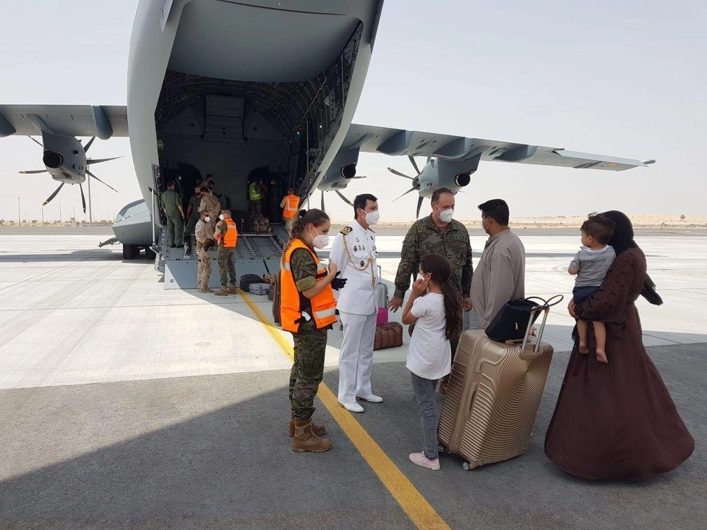 Personas que salieron de Afganistán buscando refugio a su llegada a Dubai. Foto Europa Press