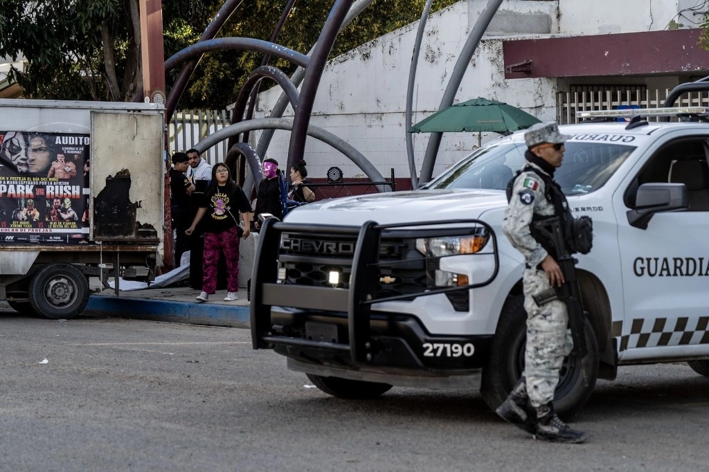 La zona quedó resguardada por elementos de la policía municipal y Guardia Nacional mientras agentes de la fiscalía iniciaron las investigaciones correspondientes. Foto  Omar Martínez/ La Jornada Baja California