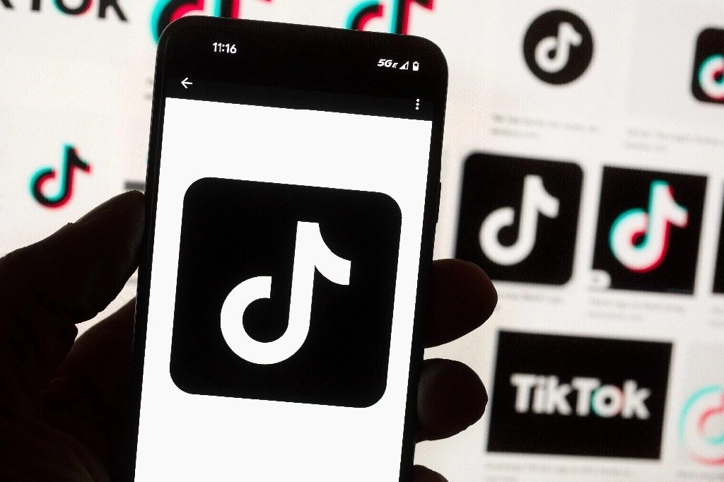 TikTok y su matriz china, ByteDance, presentaron una denuncia contra Estados Unidos, afirmando que la ley que plantea un ultimátum a la popular red social y amenaza con prohibirla en el país el próximo año es "inconstitucional". La imagen, de octubre de 2022. Foto Ap
