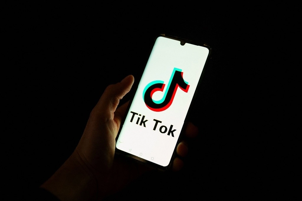 Logotipo de TikTok se despliega en la pantalla de un teléfono móvil en imagen de archivo. Foto 