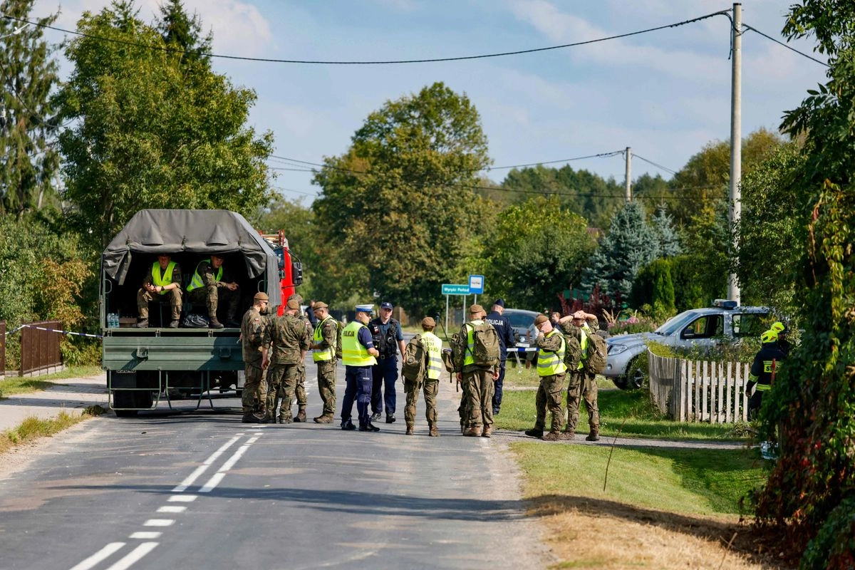 La policía y el ejército se reúnen para inspeccionar una casa destruida por los escombros de un dron ruso derribado en la aldea de Wyryki-Wola, este de Polonia, el 10 de septiembre de 2025.