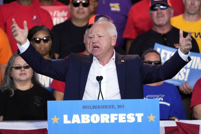 El candidato demócrata a la vicepresidencia de Estados Unidos, Tim Walz, salió ileso de un accidente de tránsito. Foto Ap