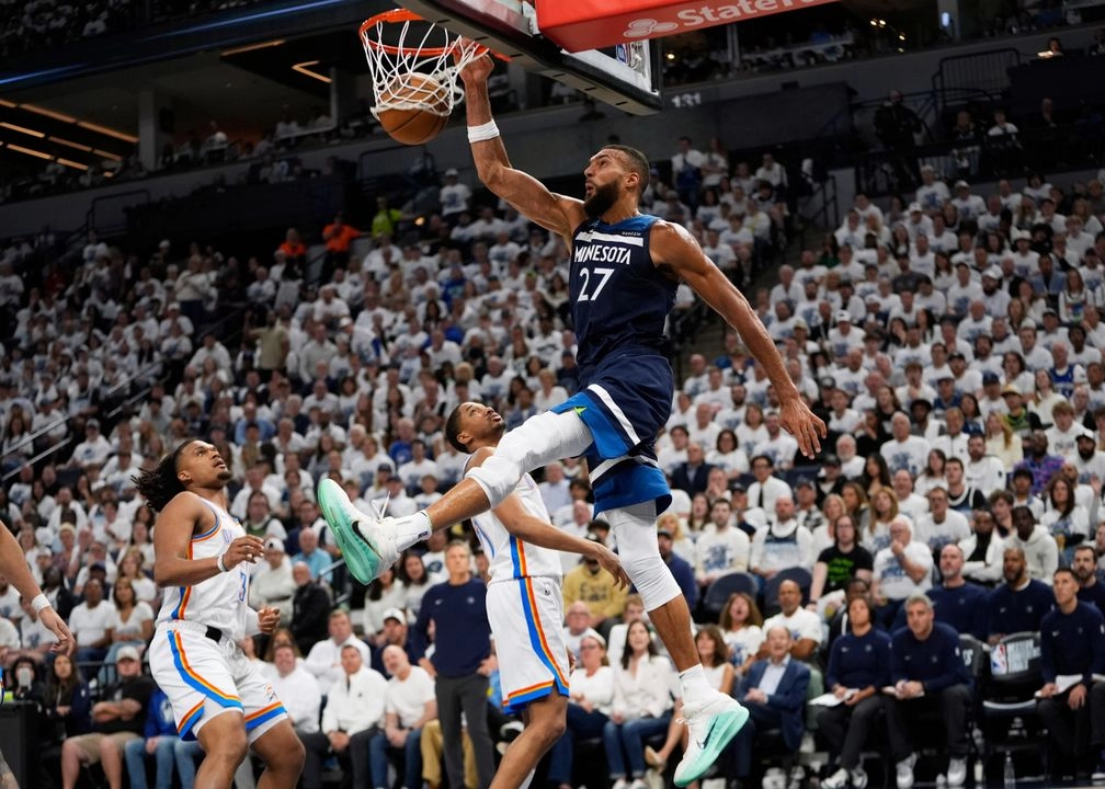 El pívot de los Minnesota Timberwolves, Rudy Gobert (27), hace una clavada contra el Oklahoma City Thunder durante el tercer partido de las finales de la Conferencia Oeste de los playoffs de la NBA. Foto